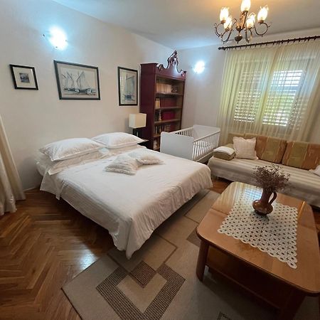 Apartman Mladenka Supetar Bagian luar foto