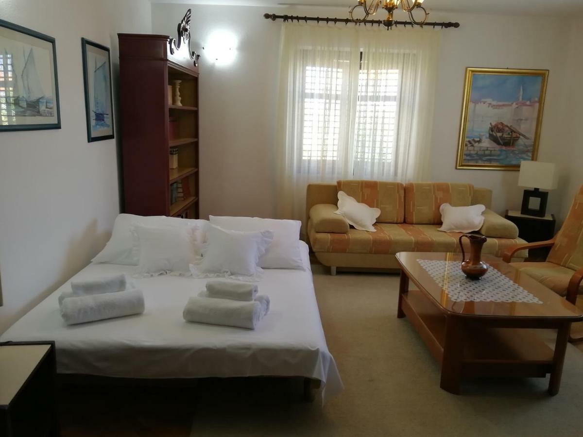 Apartman Mladenka Supetar Bagian luar foto