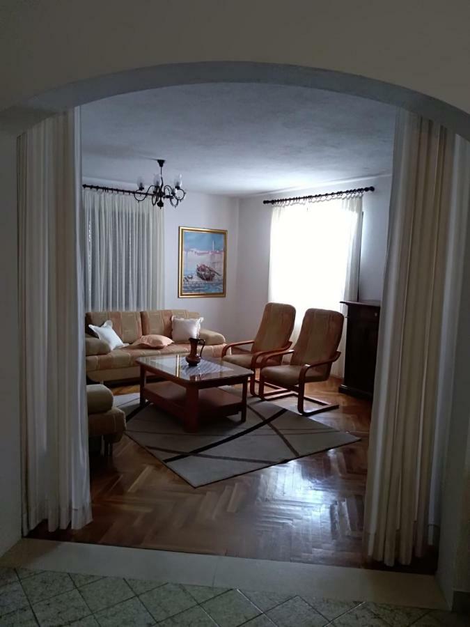 Apartman Mladenka Supetar Bagian luar foto